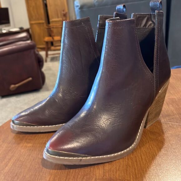 Not Rated Shoes - Not Rated women’s ankle boots size 7.5.